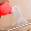 صورة مضخة شفط الثدي اليدوية من ابل بير – أحمر
